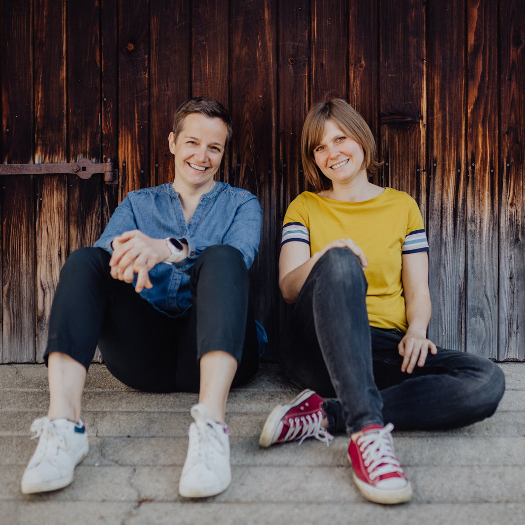 zwei Frauen vor Scheunentor, Gründerinnen